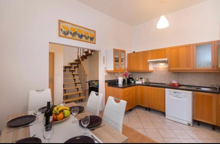 Apartment Stepanska ปราก ภายนอก รูปภาพ